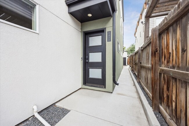 Building Photo - Upscale rear unit in the heart of Denver!