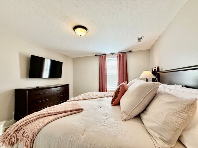 Building Photo - 5 Bed 3 Bath Home With Hot Tub In West Chester, OH