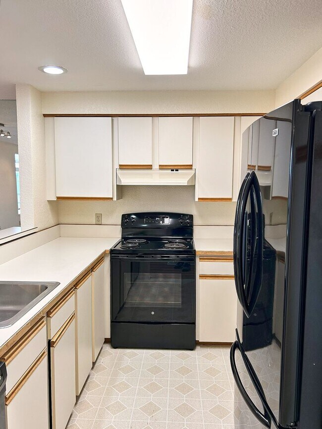 Building Photo - 2 Bedroom 1.5 Bath Condo Renton - 1 Carpor...