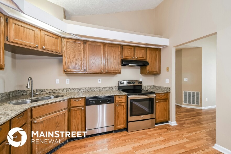 Building Photo - 1859 MacKenzie Ct N