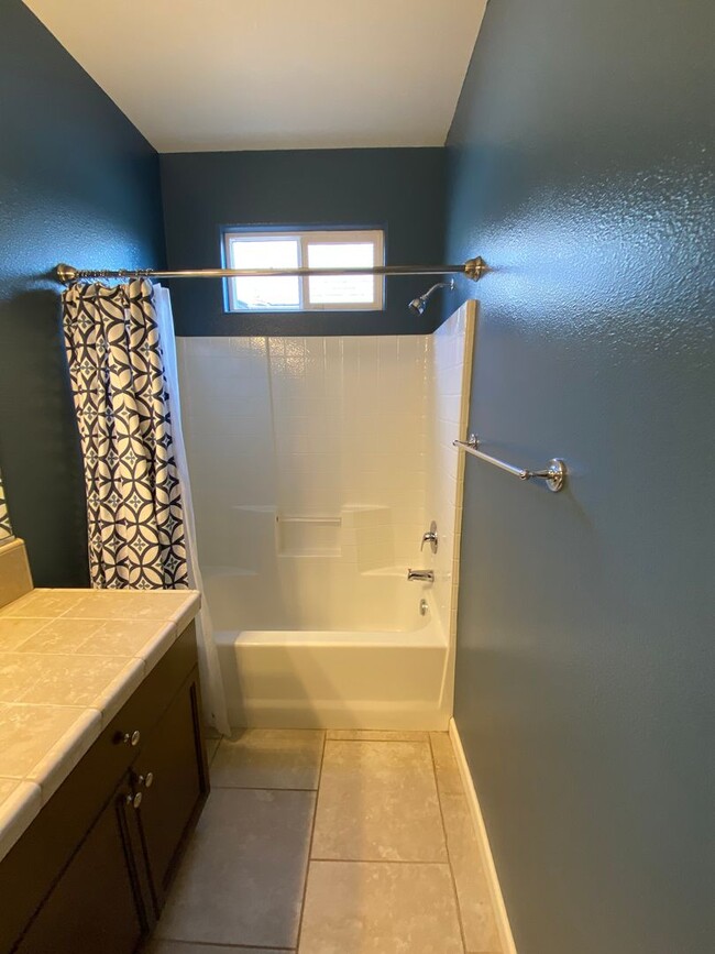 Building Photo - NW Visalia Home Available now, October SPE...