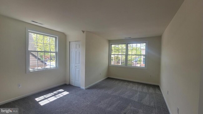 Building Photo - 295 N Sycamore St