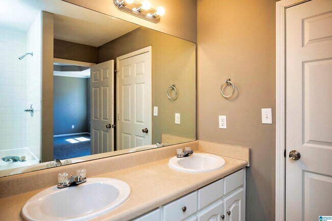 Building Photo - 12965 Brookstone Way