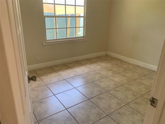 Building Photo - 907 SW 78th Ave