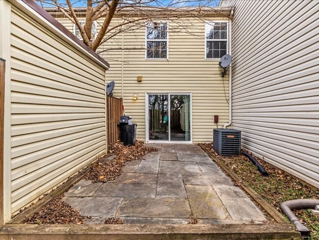 Building Photo - 584 Cotswold Ct