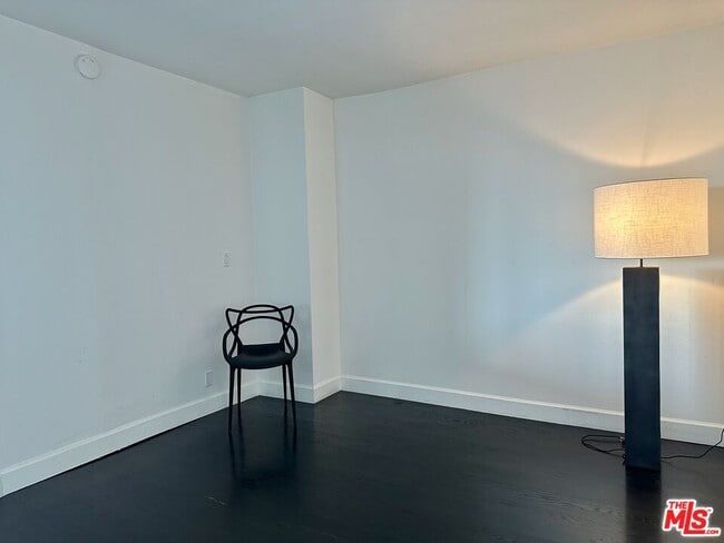 Building Photo - 999 N Doheny Dr