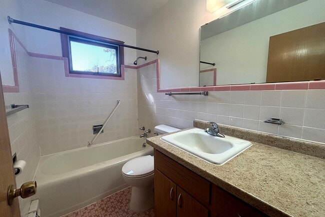 Building Photo - 2406 Fremont Ave