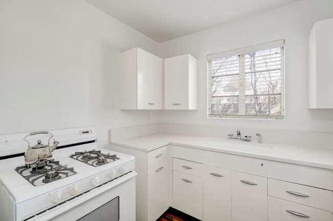 Building Photo - J07