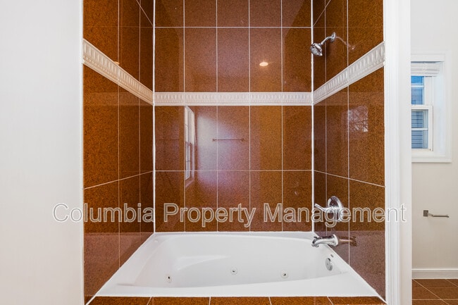 Building Photo - 2421 Franklin St NE