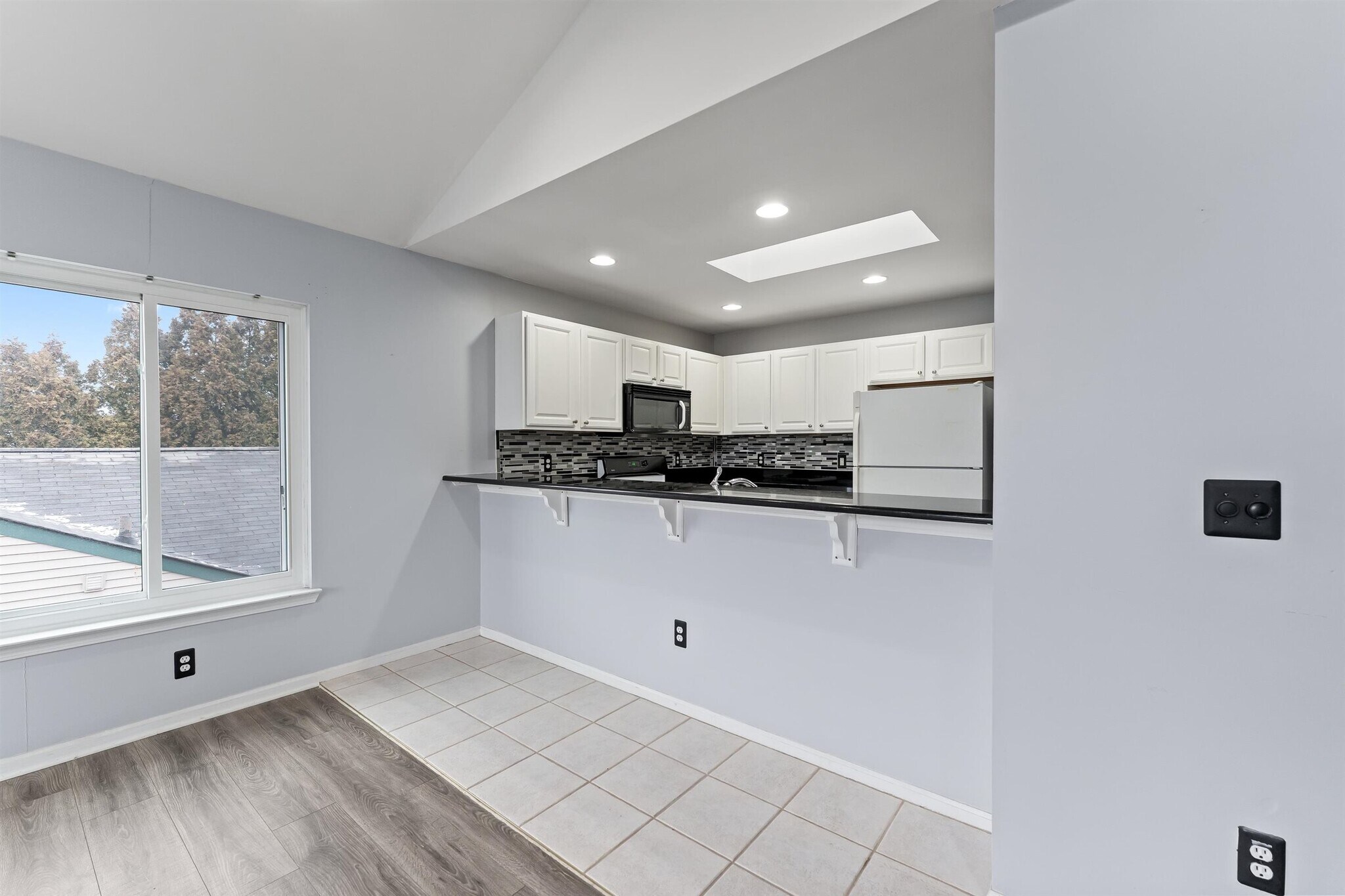 Building Photo - 512 W 12 Mile Rd