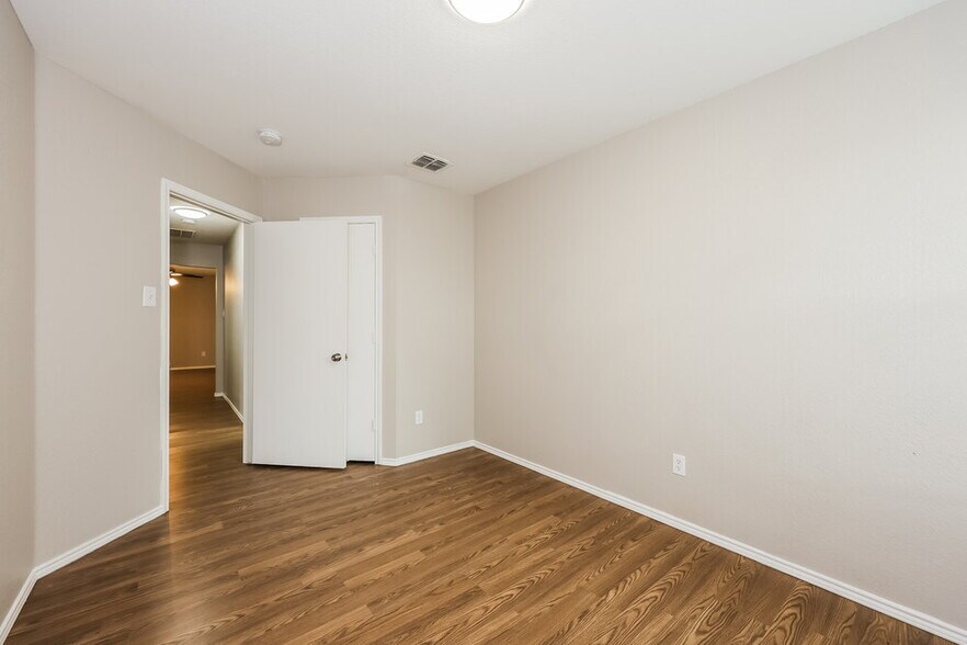 Building Photo - 1504 Pine Ln
