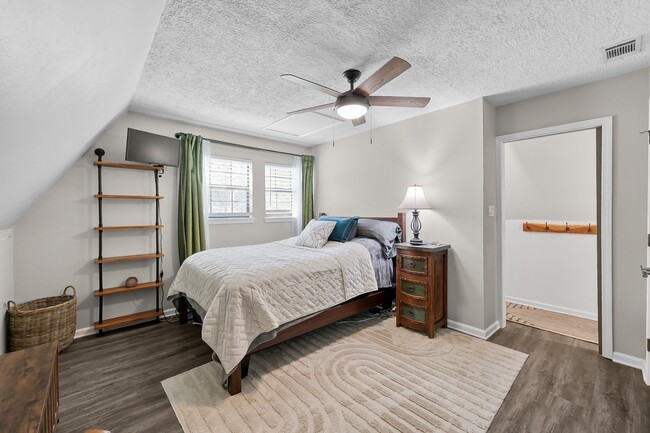 Building Photo - 446 Fantasy Ln