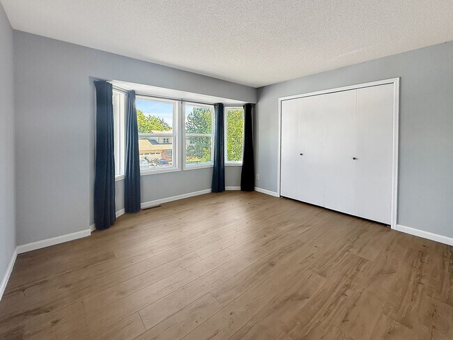 Building Photo - $0 DEPOSIT OPTION. SPACIOUS 4-BEDROOM CENT...