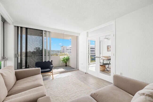 Building Photo - Charming 2-Bedroom, 1-Bathroom Fully Furnished Condo in the Heart of Downtown St. Petersburg