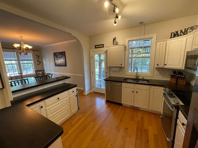 Building Photo - 4 Bedroom 3.5 Bath Home in Carolina Lakes!