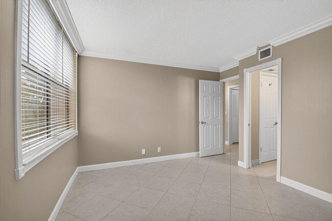 Building Photo - 450 Egret Cir
