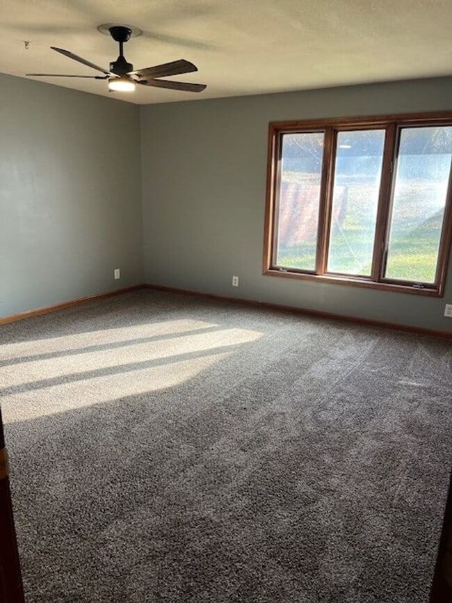 Building Photo - Beautiful Hobby Farm on 10 Acres!