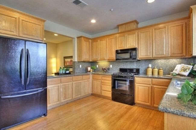 Building Photo - UPGRADED TOWNHOME IN RIVERMARK SOUGHT-AFTER WALK-UP SETTING