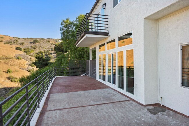 Building Photo - Modern Elegance Meets Scenic Privacy in Be...