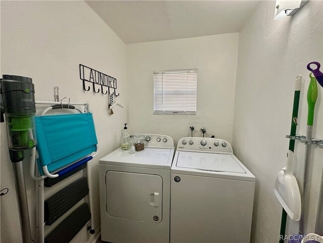 Building Photo - 636 E Gilchrist Ct