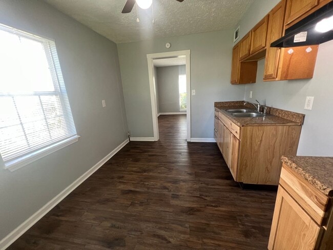 Building Photo - 3 bedroom, 1 bath home