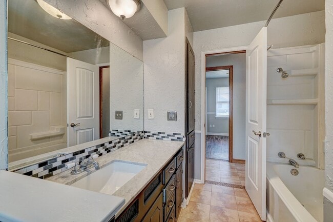 Building Photo - Nice 4 Bed 1.5 Baths Located near Tinker Diagonal