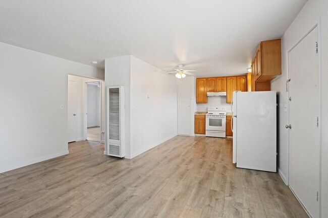 Building Photo - 111 N Walnut Ave