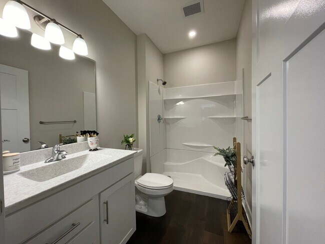 Building Photo - New 2 Bedroom 2 Bathroom Flat in Ralston