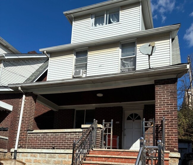 Primary Photo - HUGE 4 BED 2 BATH CLOSE TO CAMPUS!! OAKLAND RENTAL 5/1!