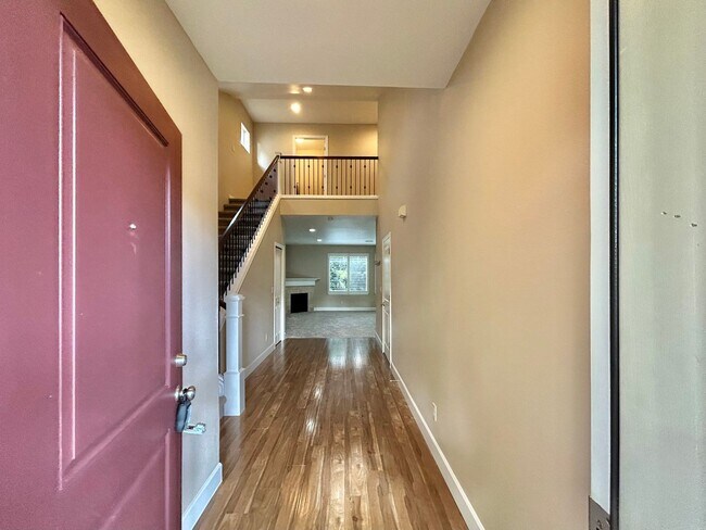 Building Photo - Gorgeous 4 Bed, 2.5 Bath Tuscany Home!