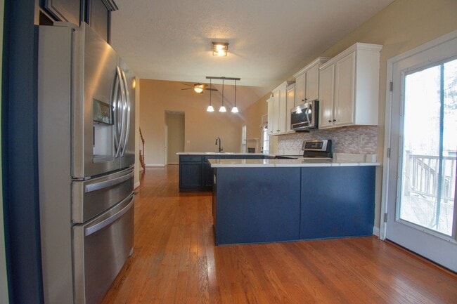 Building Photo - 4 Bedroom 2.5 Bathroom With Bonus and Screened in Porch!