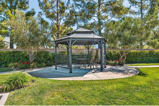 Building Photo - 55+ Age Community – Charming 2 Bed / 2 Bat...