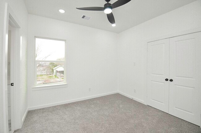 Building Photo - 9312 Waller St