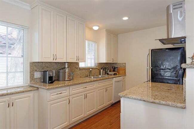Building Photo - Luxury Spacious 2BD Apartment Home! AC! Wa...