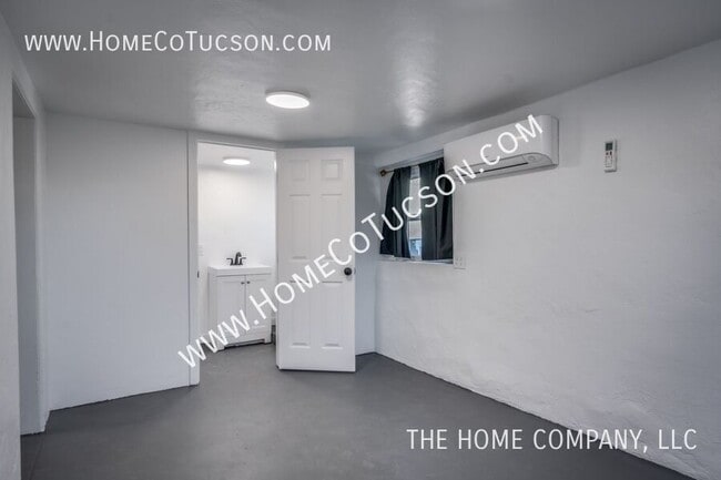 Building Photo - 940 E Florita St