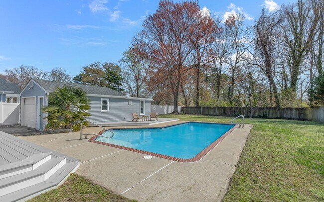 Building Photo - For Rent. 4 Bedrooms