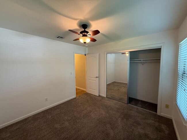 Building Photo - Single story 3 bedroom with attached Garage!