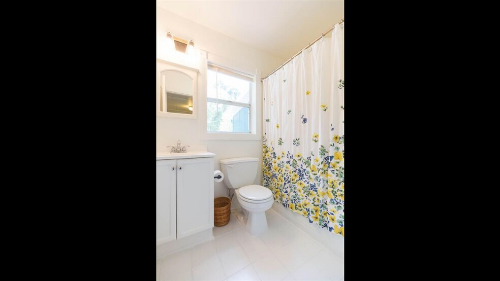 Building Photo - 1221 E Flora St