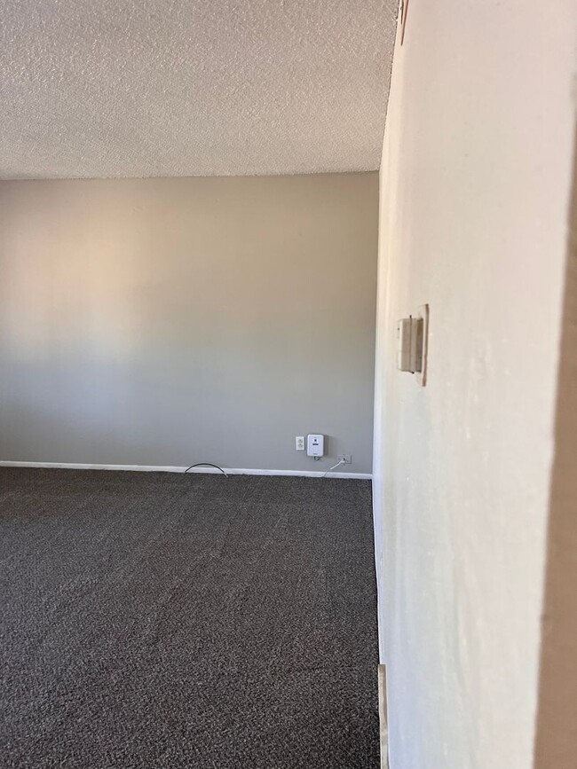 Building Photo - Look & Lease  $500.00 off 1st Month Rent !...