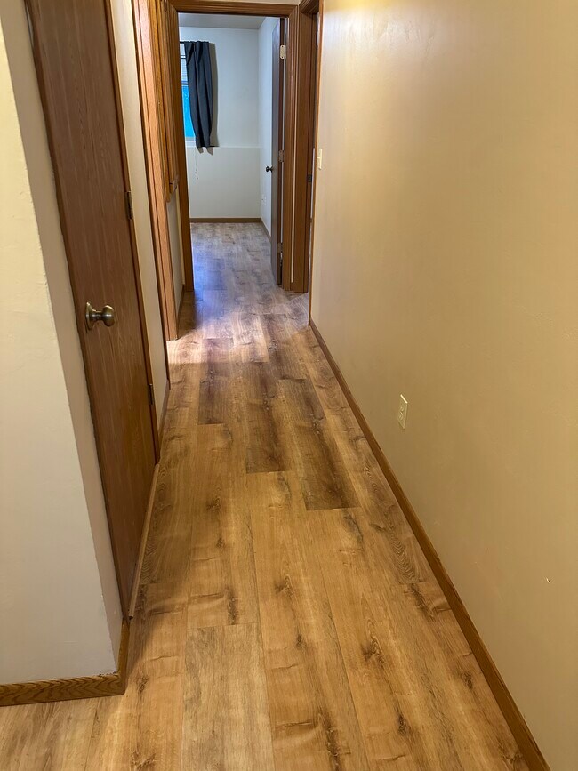 Building Photo - 104 E River Dr