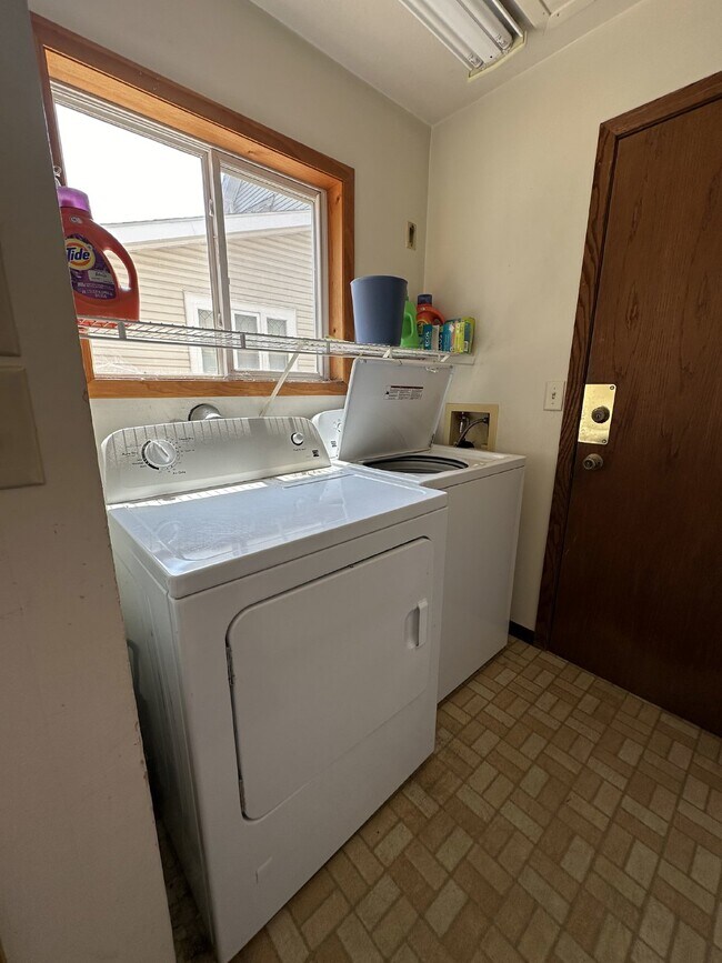 Building Photo - 3 Bed 1 Bath near UWEC! Available June 1st!