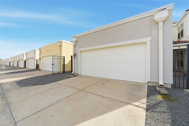 Building Photo - 13428 Preston Cliff Ct