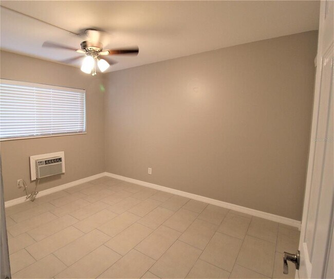 Building Photo - 3001 Bee Ridge Rd