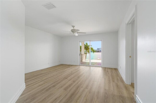 Building Photo - 3924 Versailles Dr