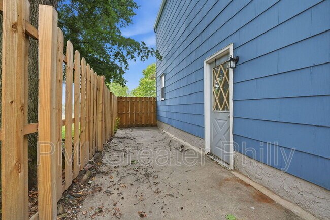 Building Photo - 1523 W Cheltenham Ave
