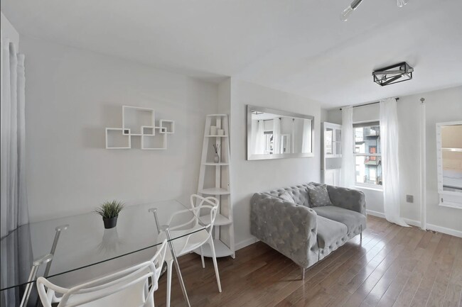 Building Photo - 371 E 10th St