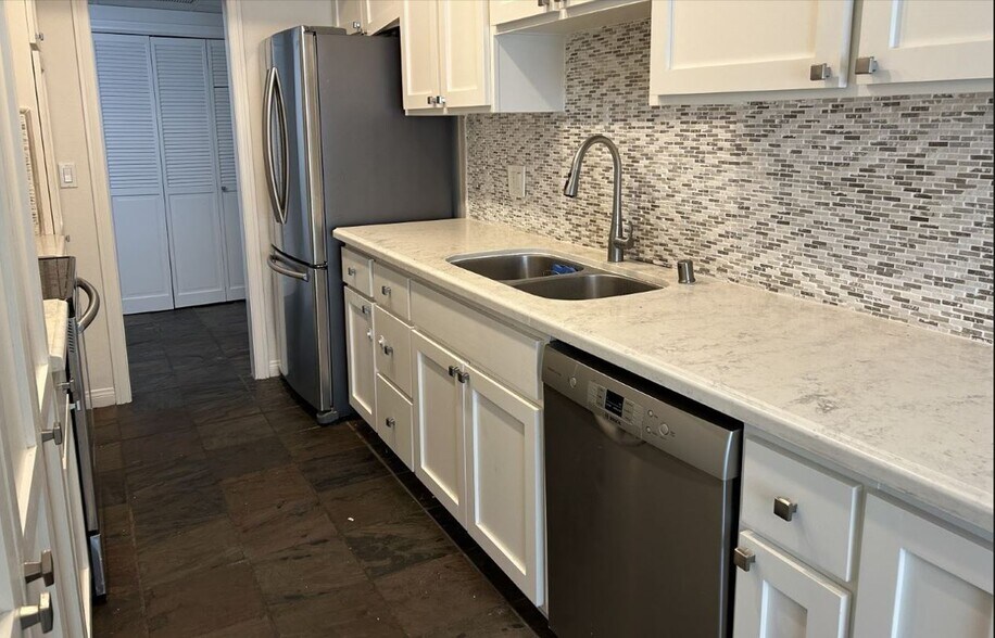 Kitchen - 521 Montana Ave