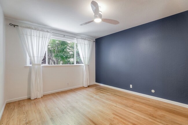 Building Photo - Charming 3 Bedroom and 2 Bath Home in Glen...