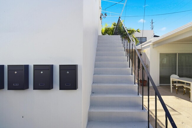 Building Photo - 5909 S Dixie Hwy