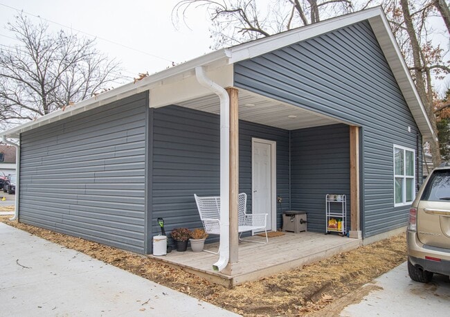 Building Photo - 301 Sanford Ave